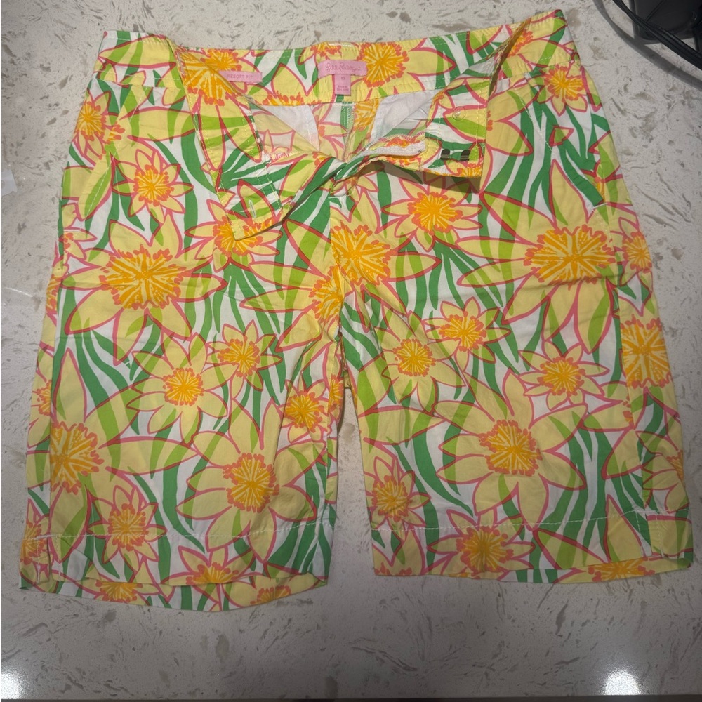 Lilly Pulitzer Resort Fit in Daffodil Floral - Women's Shorts